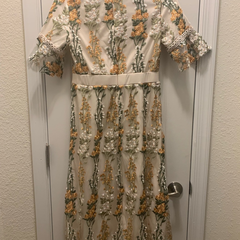 NWOT FLORAL LACE SLEEVED BOUTIQUE DRESS - Picture 3 of 3